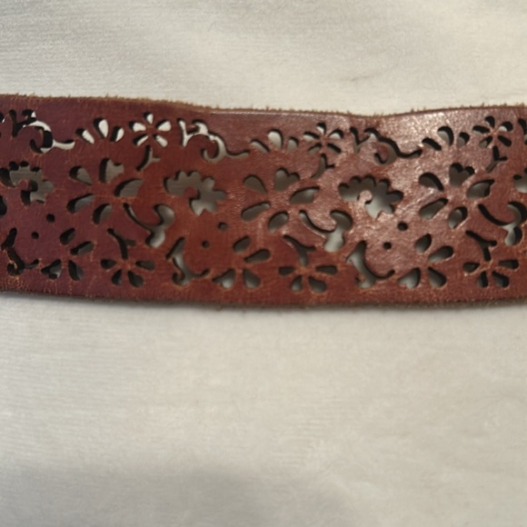 Vtg brown leather rugged stenciled cut out floral design belt with brass buckle - Picture 6 of 6